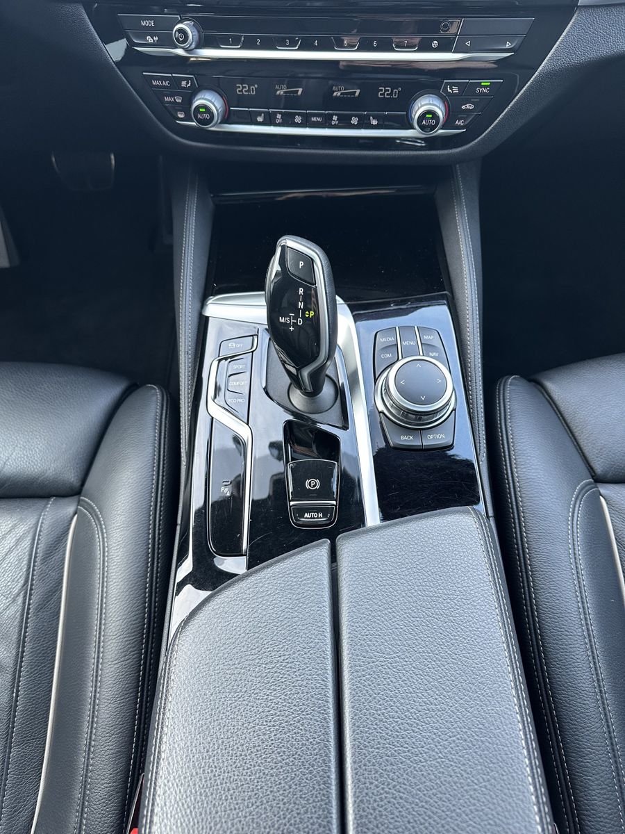 Fahrzeugabbildung BMW 530d Touring xDrive M-Sport NAV+LASER+AHK+PANORA