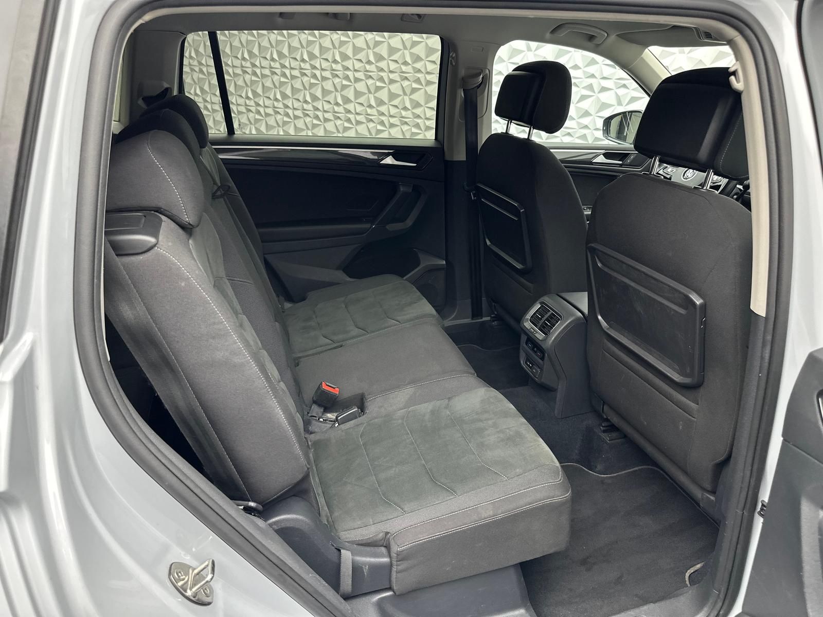 Fahrzeugabbildung Volkswagen TIGUAN 2.0 TDI ALLSPACE/4MOTION/7-SITZE/AHK/360°