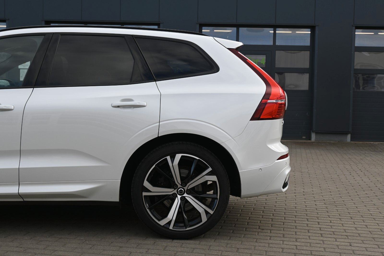 Fahrzeugabbildung Volvo XC60 B4 Ultimate Dark AWD*LUFT*360°*SDTHZG*LED