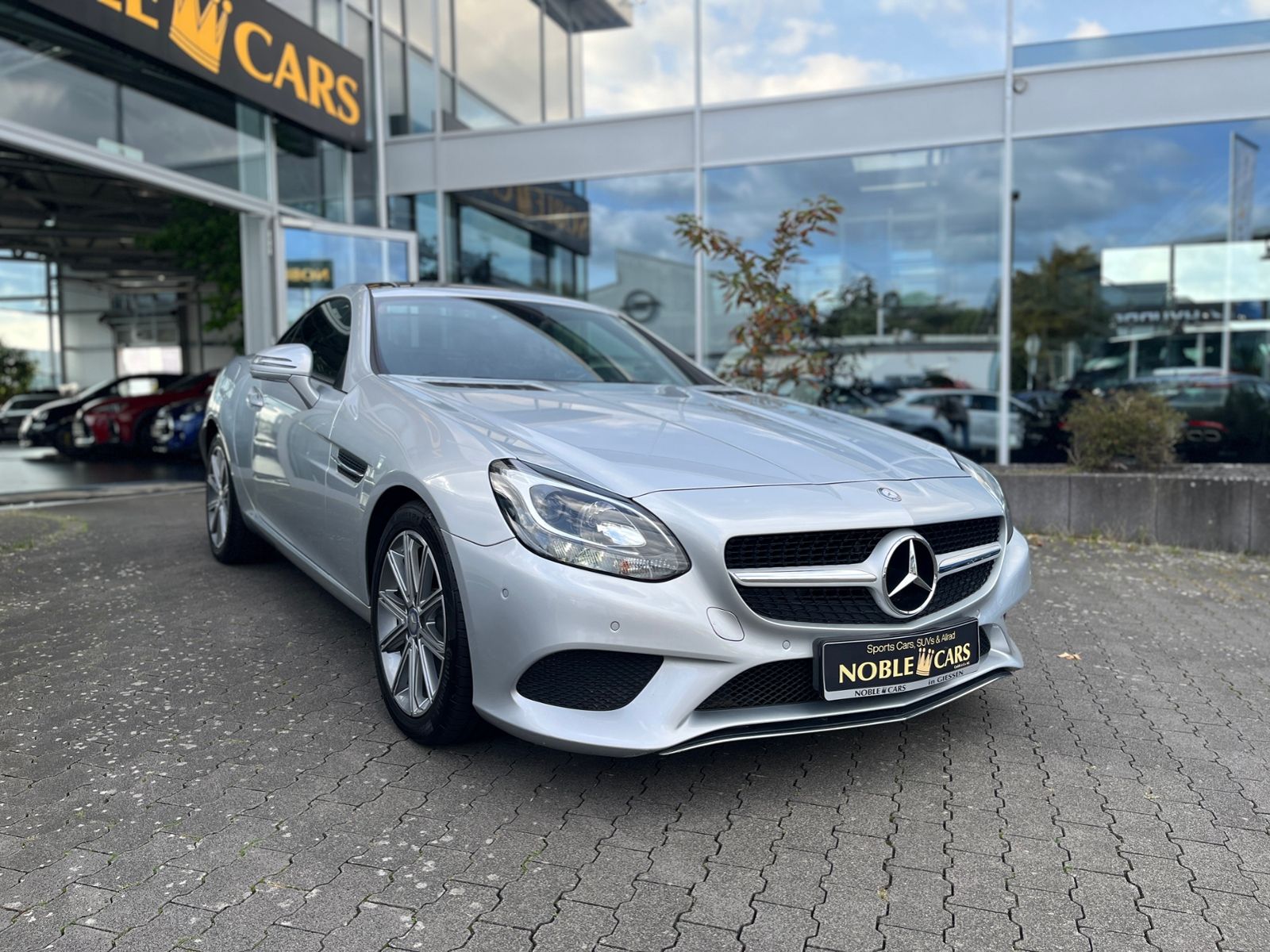 Fahrzeugabbildung Mercedes-Benz SLC 300 Roadster PANO NAVI ALU
