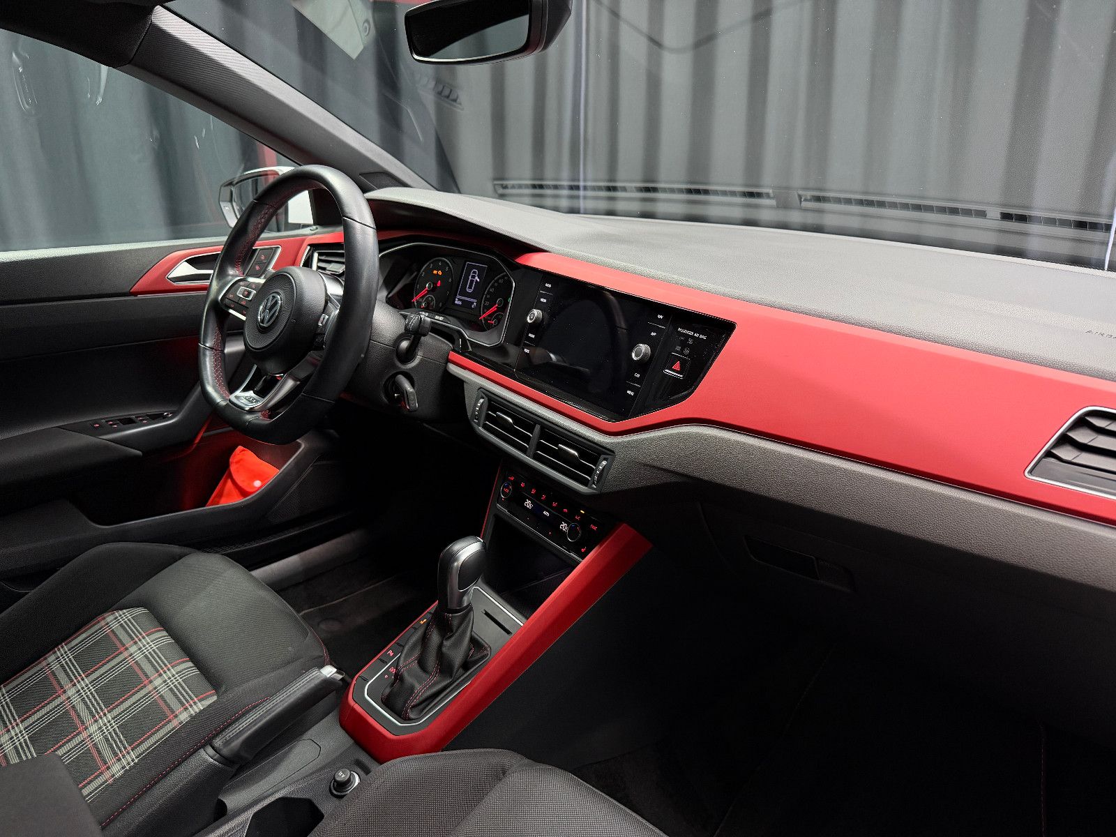 Fahrzeugabbildung Volkswagen Polo VI 2.0 TSI GTI |DSG|AUTOMATIK|LED