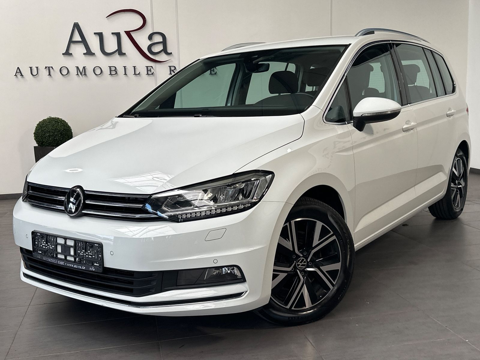 Fahrzeugabbildung Volkswagen Touran 2.0 TDI DSG Highline NAV+LED+ACC+AHK+SHZ