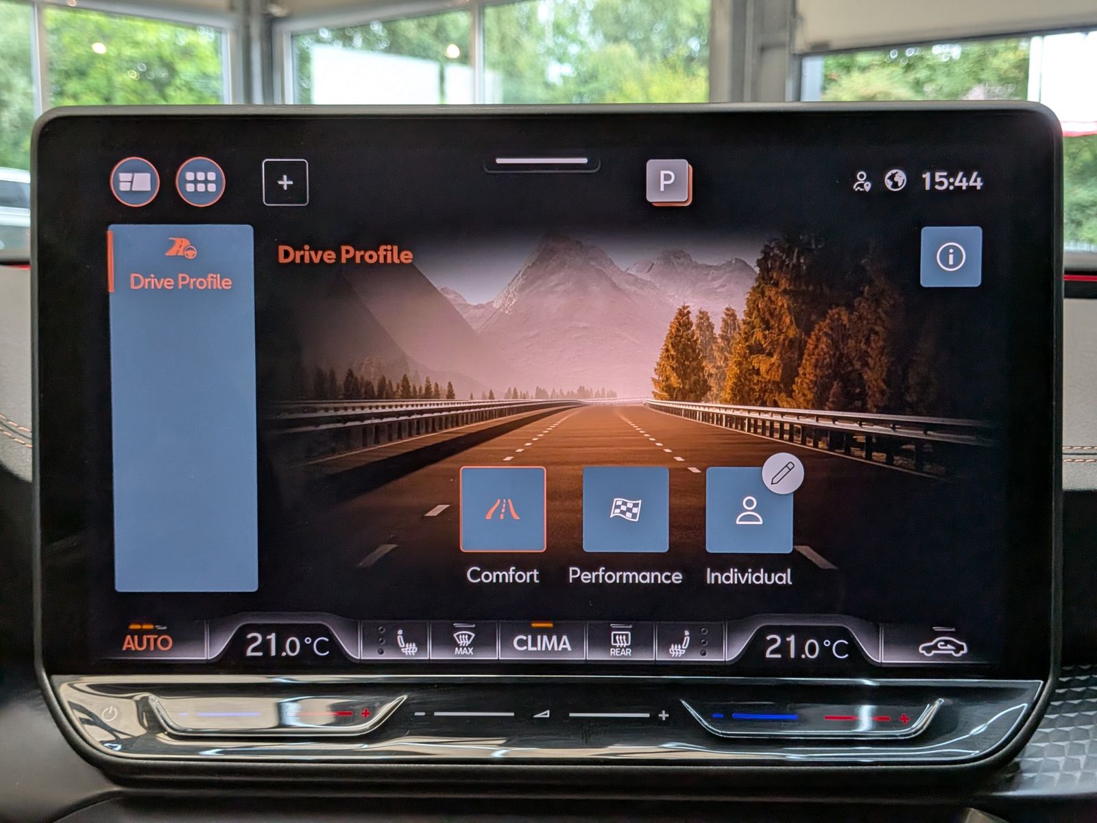 Fahrzeugabbildung CUPRA Leon 1.5 eTSI DSG DYNAMIC-EDGE-PAKET*CAM*AHK*18"