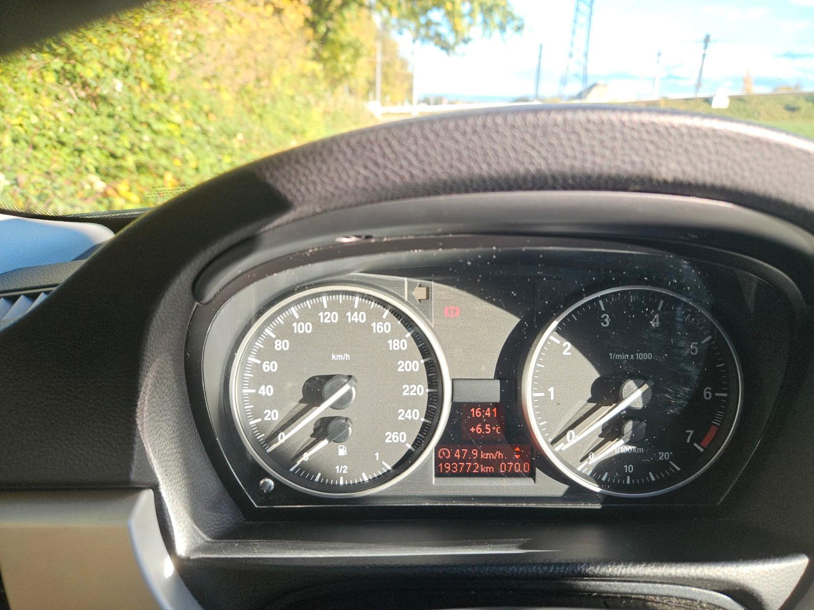 BMW 318 2011 — photo 8