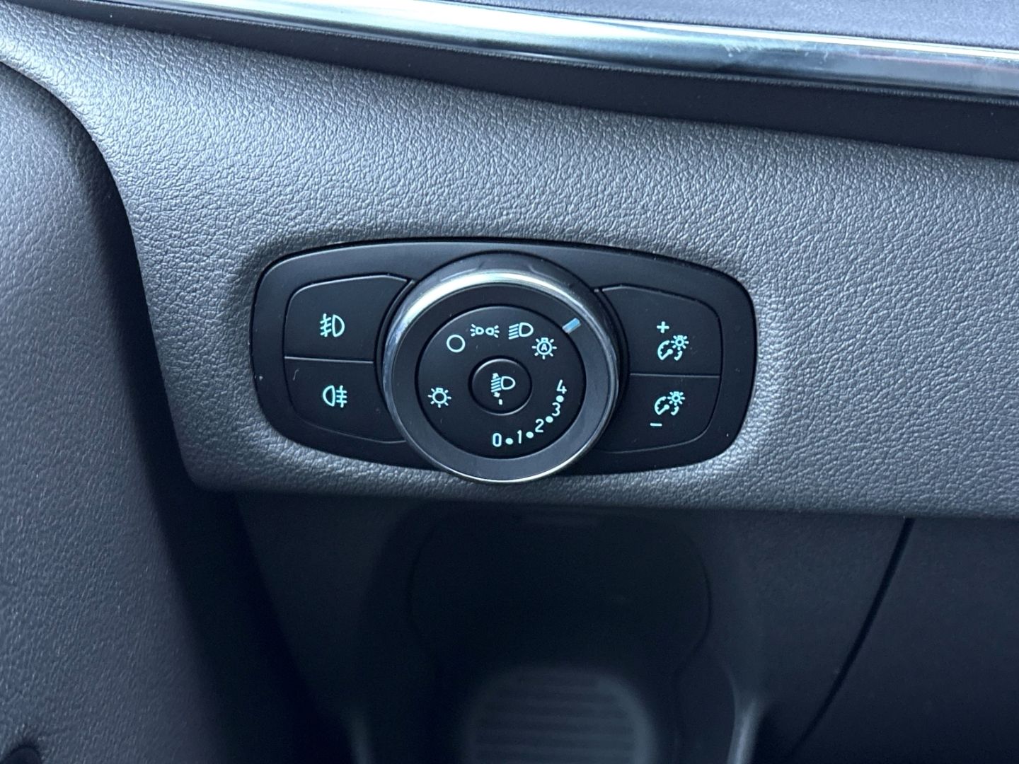 Fahrzeugabbildung Ford Tourneo Custom Kombi 320 L2 Titanium X TotWinkAs