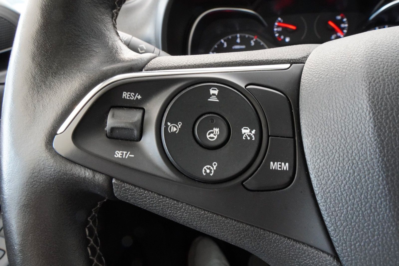 Fahrzeugabbildung Opel Combo Life E Edition *1.Hand*Navi*Pano*Carplay*