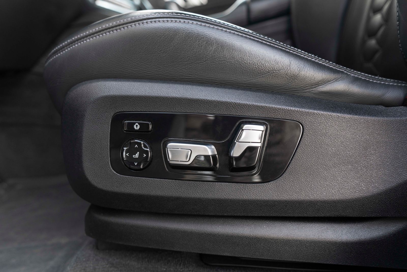 Fahrzeugabbildung BMW X5 M Competition B&W LASER HUD 360° PANO ACC