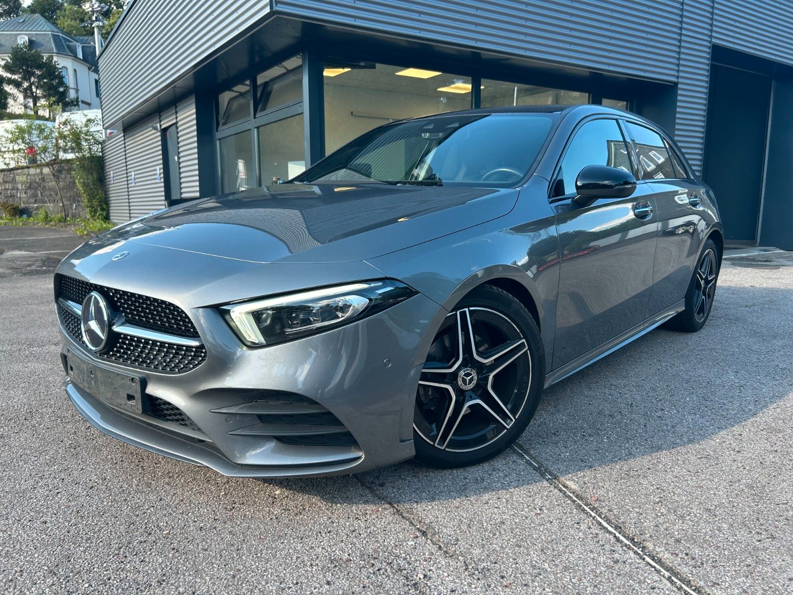 MERCEDES-BENZ A 180 AT AMG Line Pano Navi Leder Ambiente