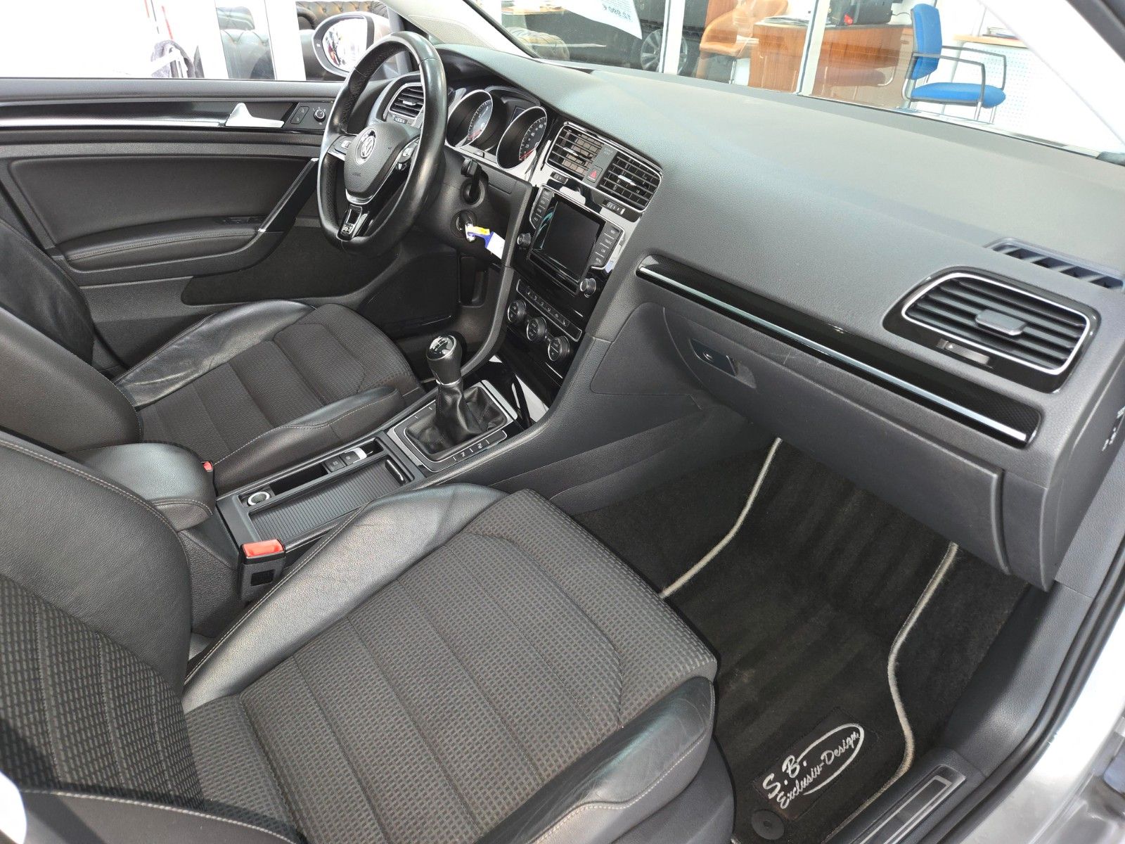 Fahrzeugabbildung Volkswagen Golf VII Lim. Highline BMT *PANORAMADACH*