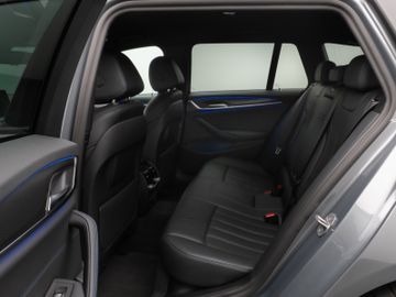 Fahrzeugabbildung BMW 520d xD M Sport Laser Kamera HUD DAB HiFi AHK