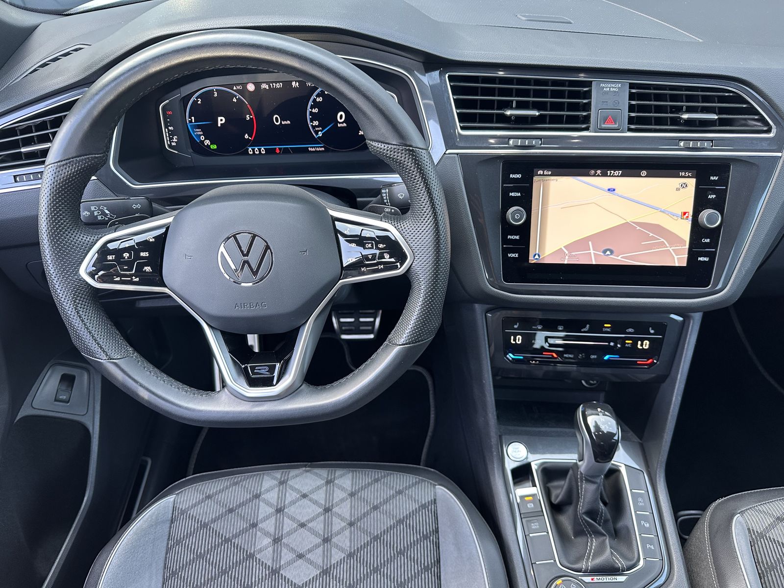 Fahrzeugabbildung Volkswagen Tiguan Allspace 2.0 TDI 4M R-Line NAV+LED+AHK+VC