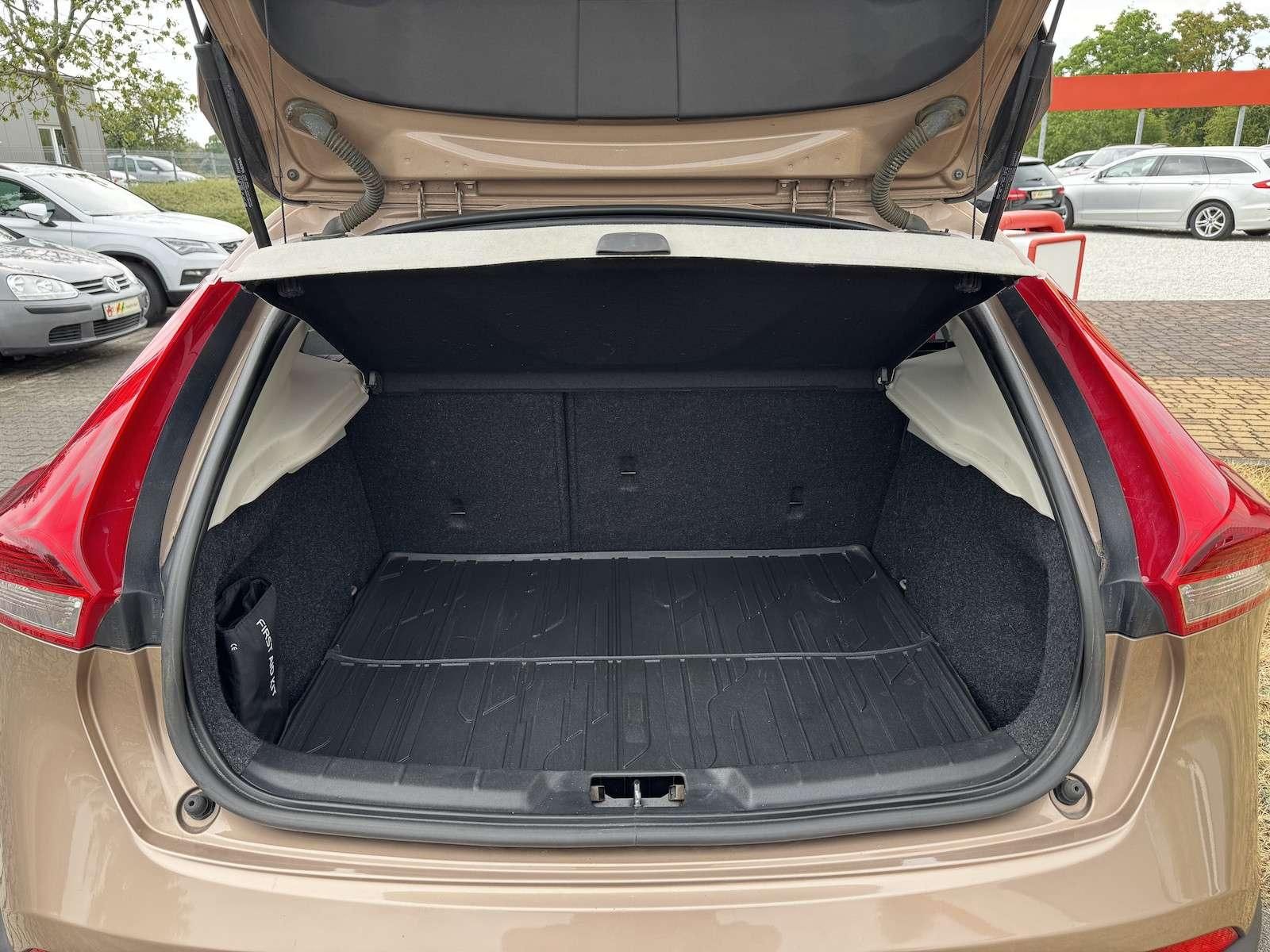 Fahrzeugabbildung Volvo V40 Cross Country T5 AWD/Navi/Xenon/StandHz 1...