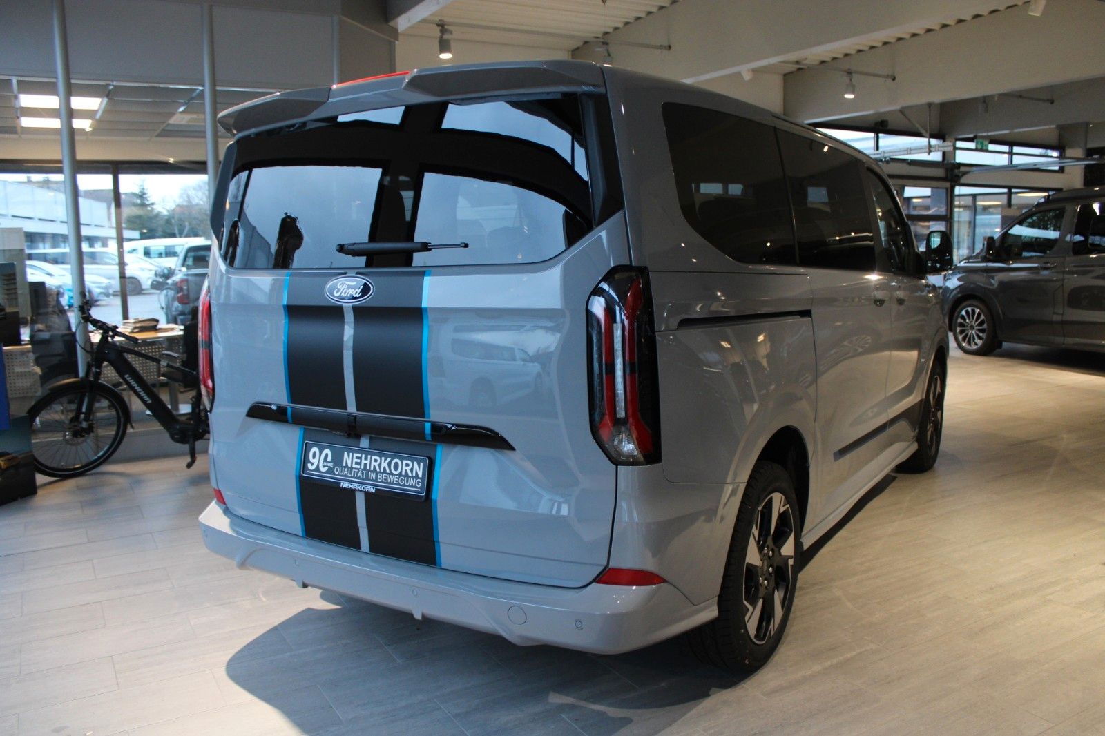 Fahrzeugabbildung Ford Tourneo Custom Automatik L1 SPORT mit AHK + GJR