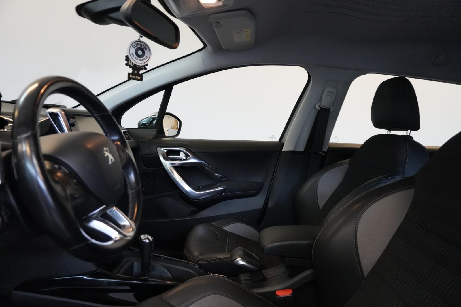 Peugeot 2008 1.2 VTi Allure Automatik PDC AHK