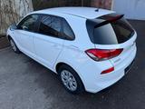 Hyundai i30 Pure *SHZ*PDC*KAMERA*TEMPO - Hyundai i30 mit Benzin-Antrieb: Kleinwagen