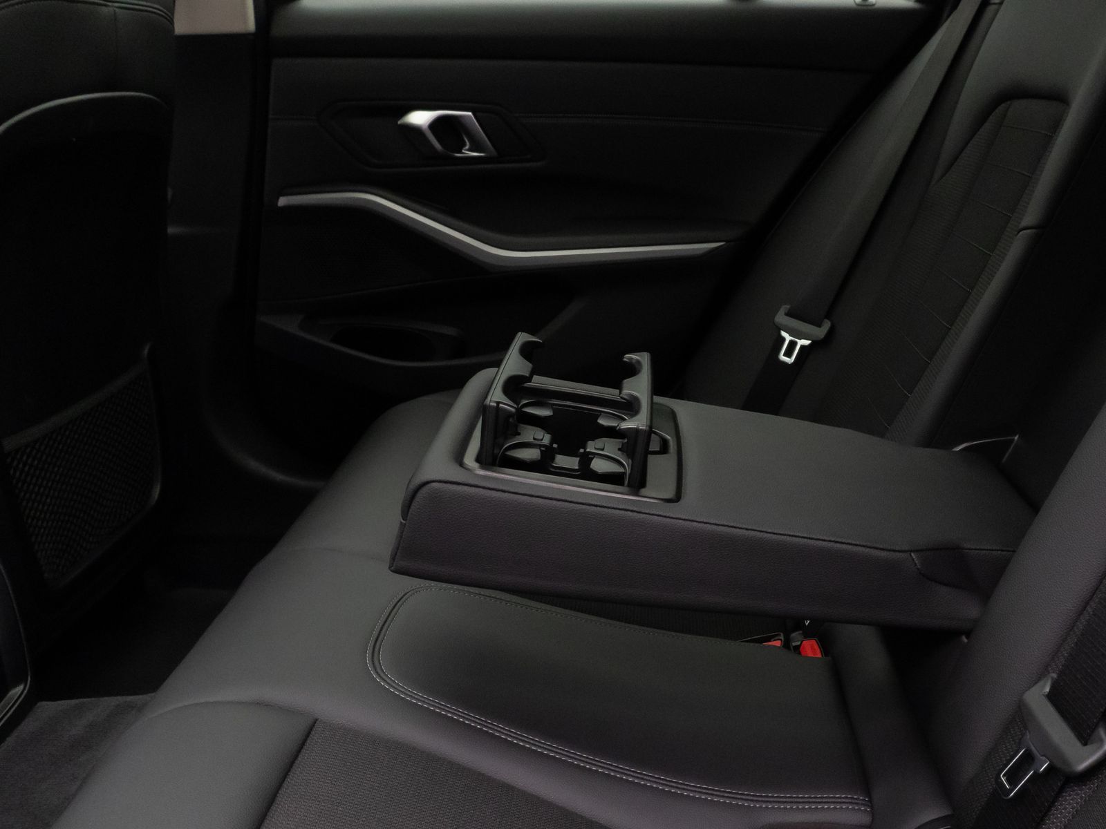 Fahrzeugabbildung BMW 330e Panorama Kamera HUD DAB HiFi Leder Sport