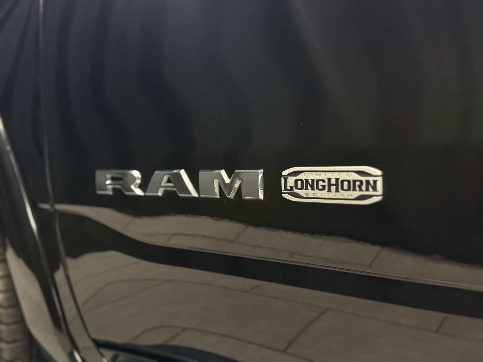 Fahrzeugabbildung Dodge RAM 1500 5.7 HEMI 4x4 Longhorn|AHK|NAVI|PANO
