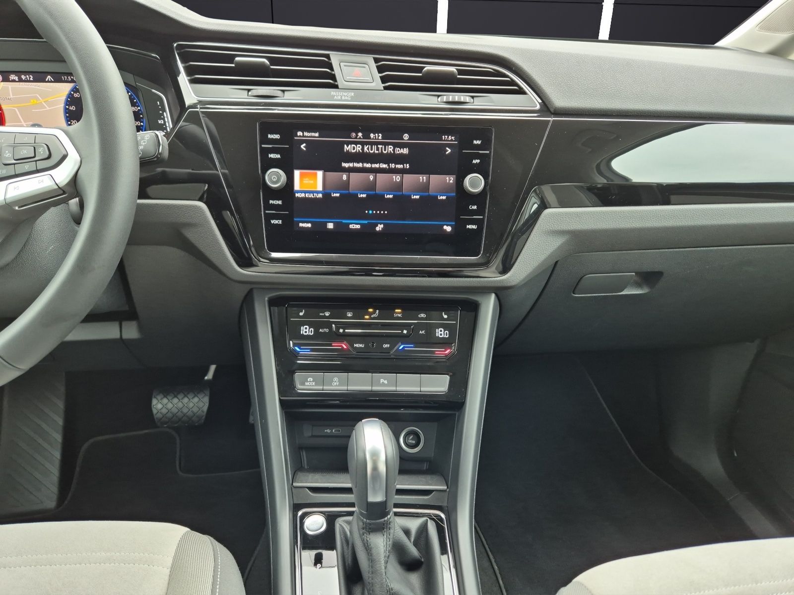 Fahrzeugabbildung Volkswagen Touran TDI Highline DSG 7-Si LED AHK Navi AID AC