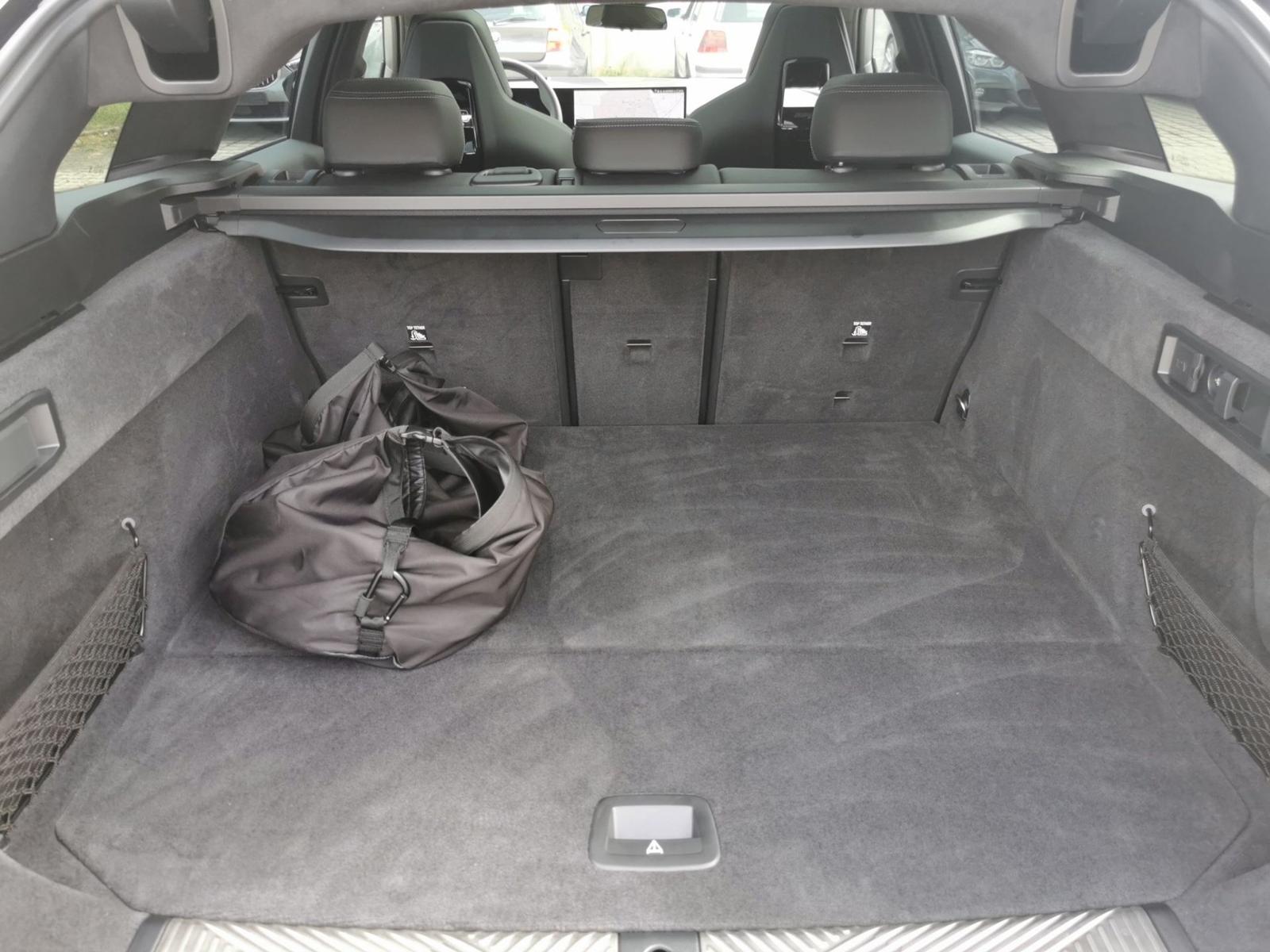 BMW 530e xDrive Touring M SPORT INDIVI TANSANITBLAU