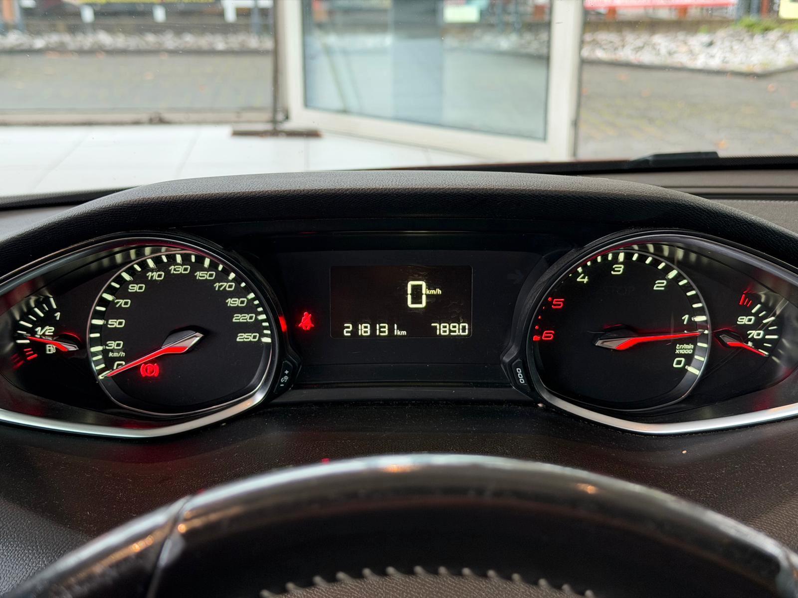Peugeot 308 2015 — photo 11