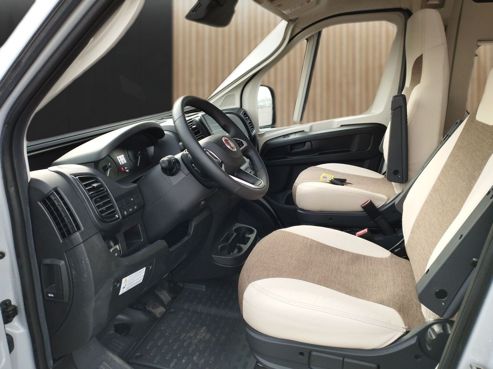 Fahrzeugabbildung Eura Mobil Van V 635 EB Klimaauto., Solar, Fahrassistenzpak