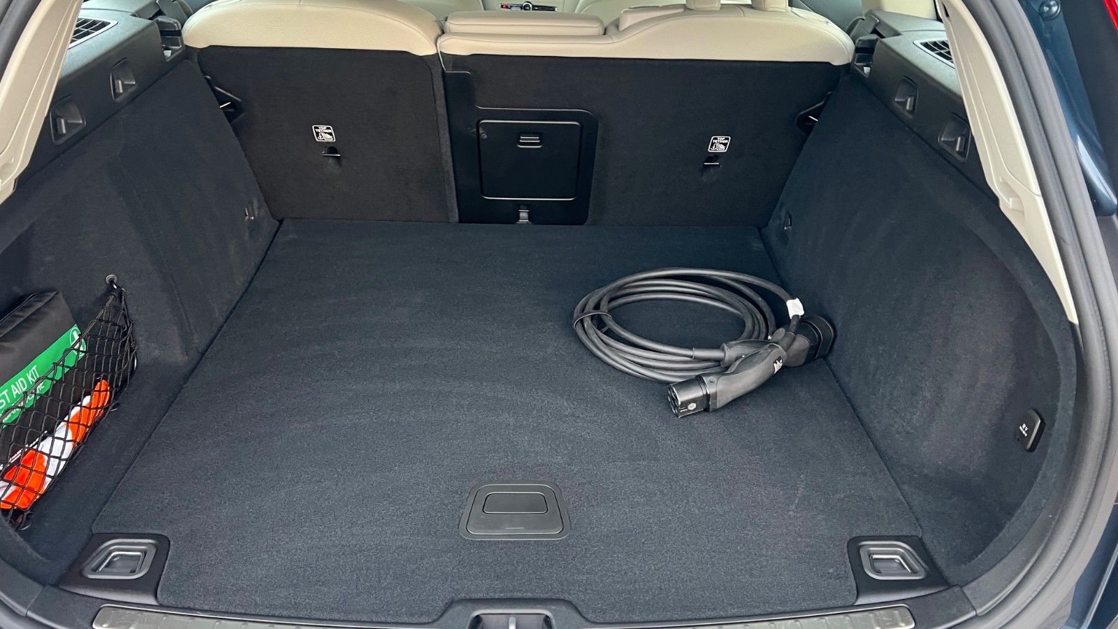 Fahrzeugabbildung Volvo V60 T6 PHEV AWD Essential *Leder*PDC*LHZG*