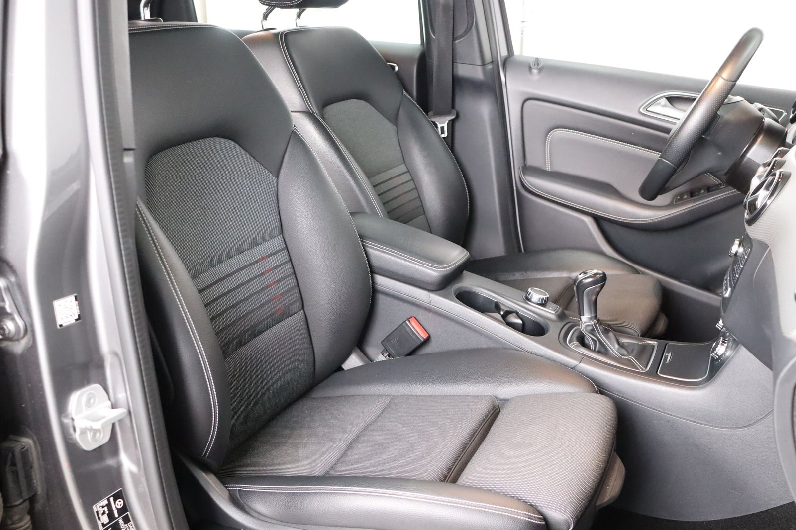 Fahrzeugabbildung Mercedes-Benz B 200 d Sports Tourer * LED * Pano * Edition Urb