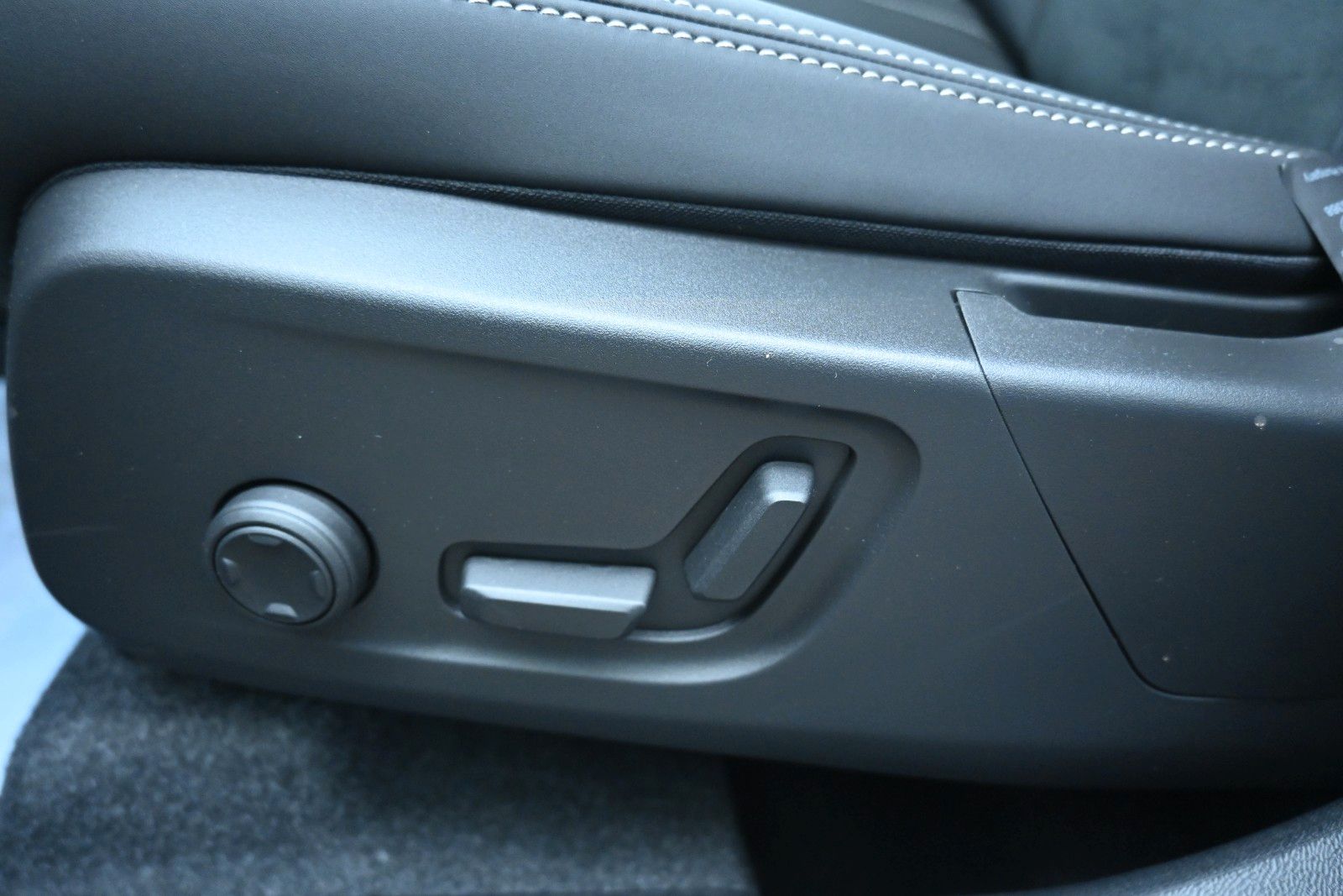 Fahrzeugabbildung Volvo XC40 B4 DKG Plus Dark*STDHZG*360*Pixel*ACC