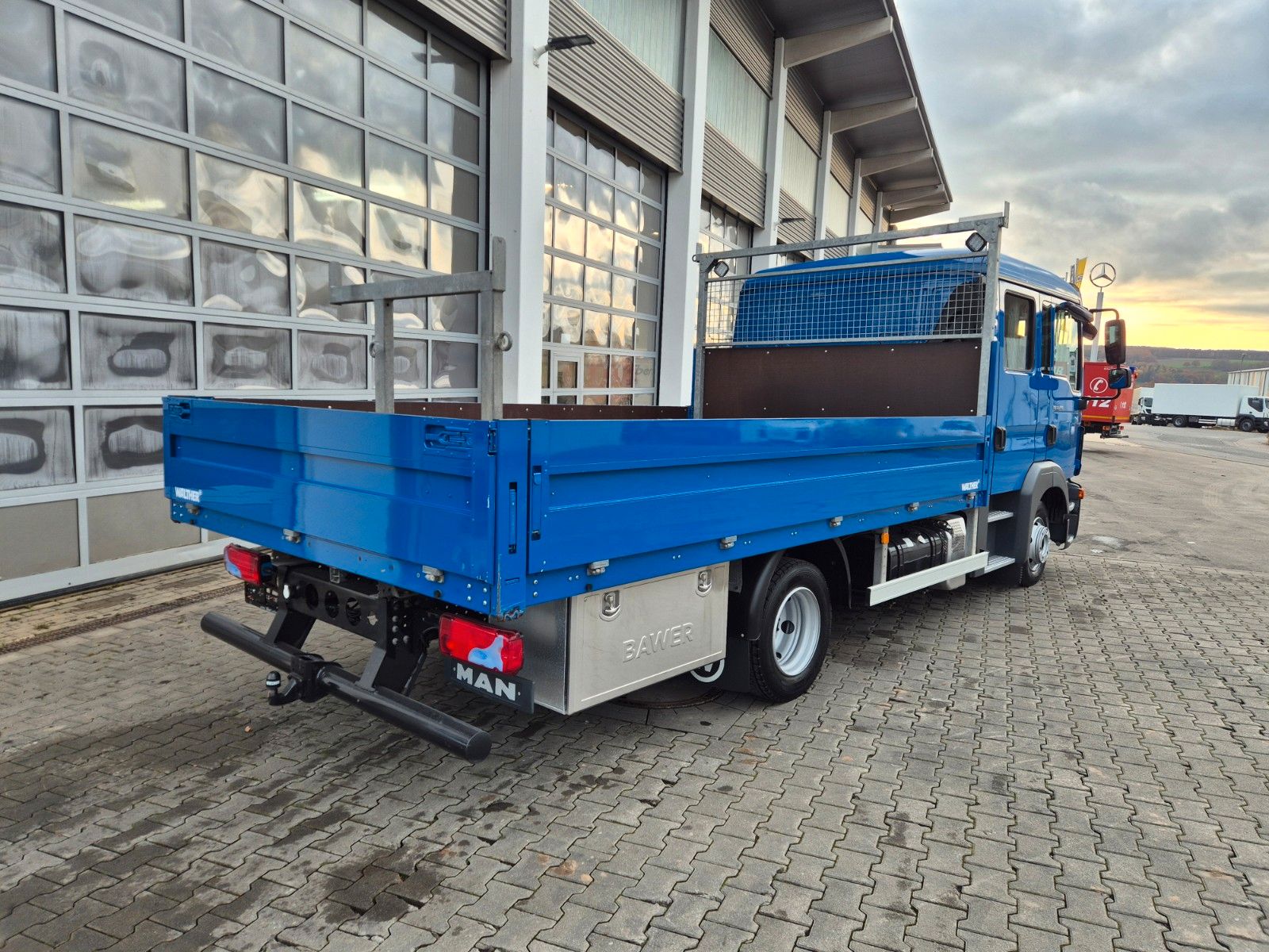 Fahrzeugabbildung MAN TGL 8.220 4x2 BL Doka 7 Sitze AHK Klima Standh.