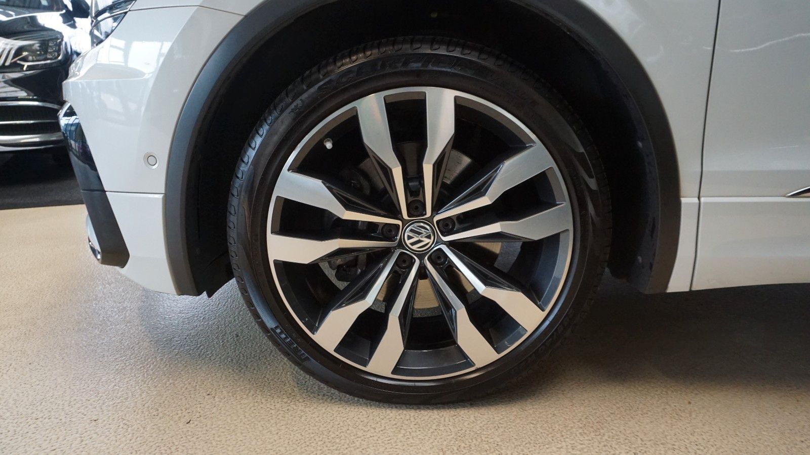 Fahrzeugabbildung Volkswagen Tiguan 4Motion R line *PANO*KAMERA*PERLMUTT*
