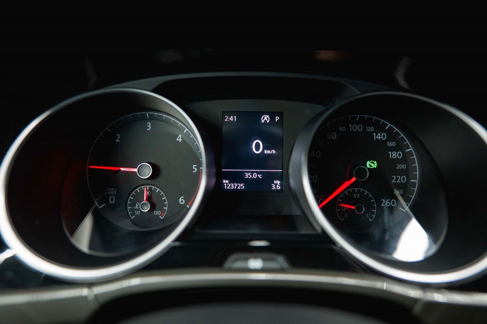 Fahrzeugabbildung Volkswagen Touran 1.6 Comfortline IQ.Drive | 7 Sitze | ACC
