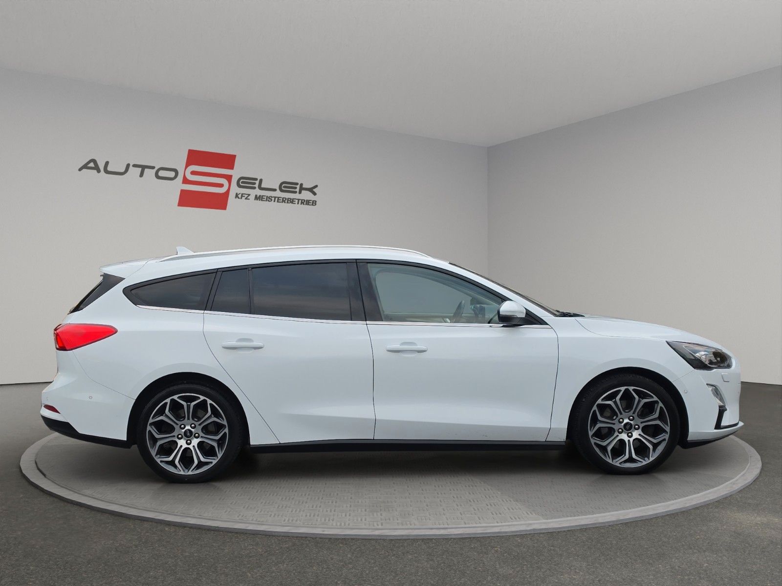 Fahrzeugabbildung Ford Focus Turnier Titanium Navi Kamera