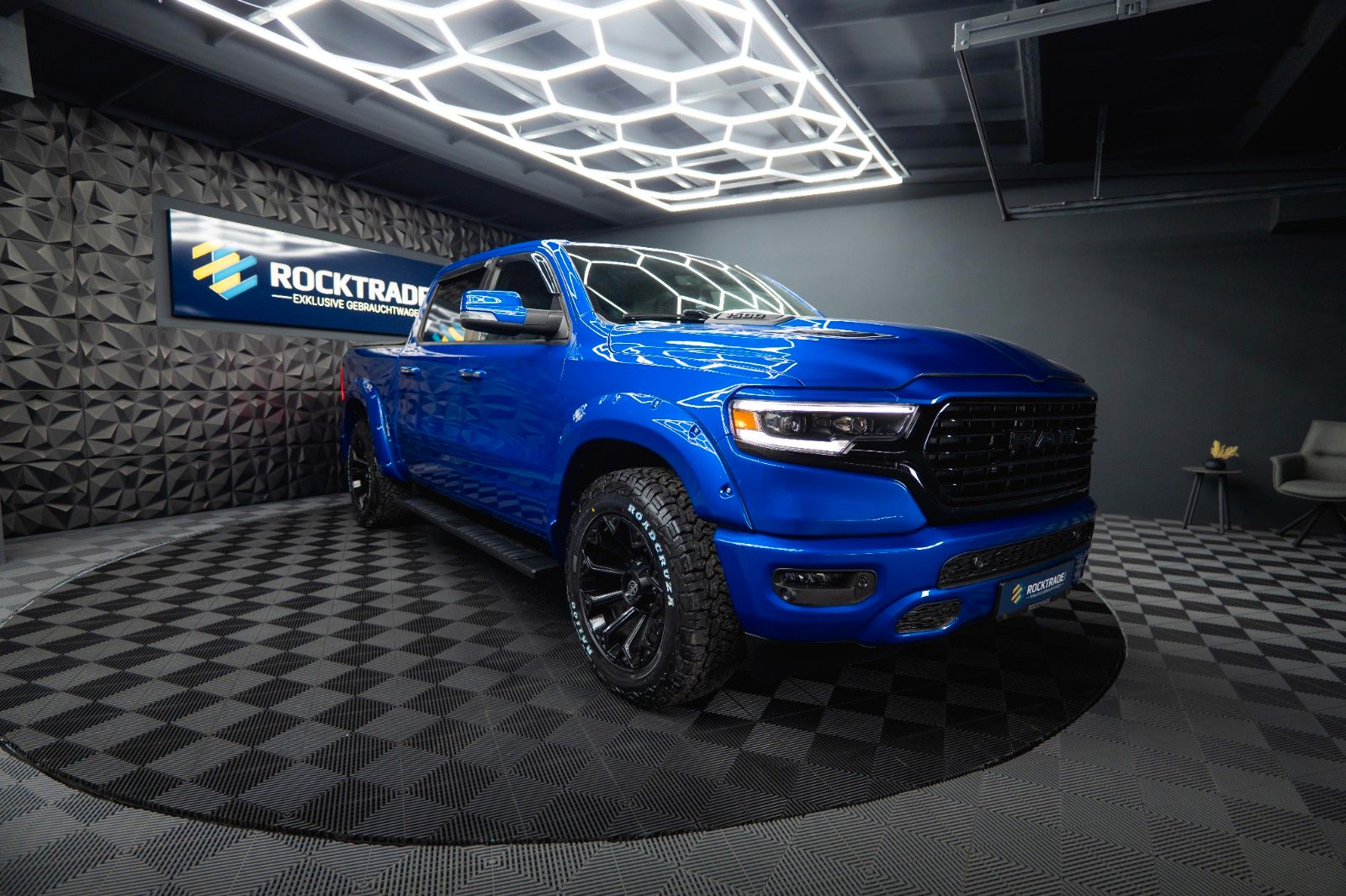 Fahrzeugabbildung Dodge RAM 5.7 V8 HEMI 4x4 OFFROAD Night Limited 19%