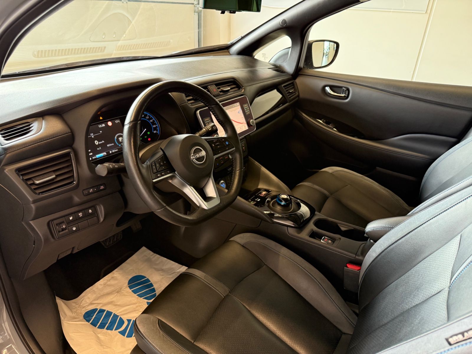 Fahrzeugabbildung Nissan Leaf Tekna Winter-Paket 2-Farb-Lackierung BOSE