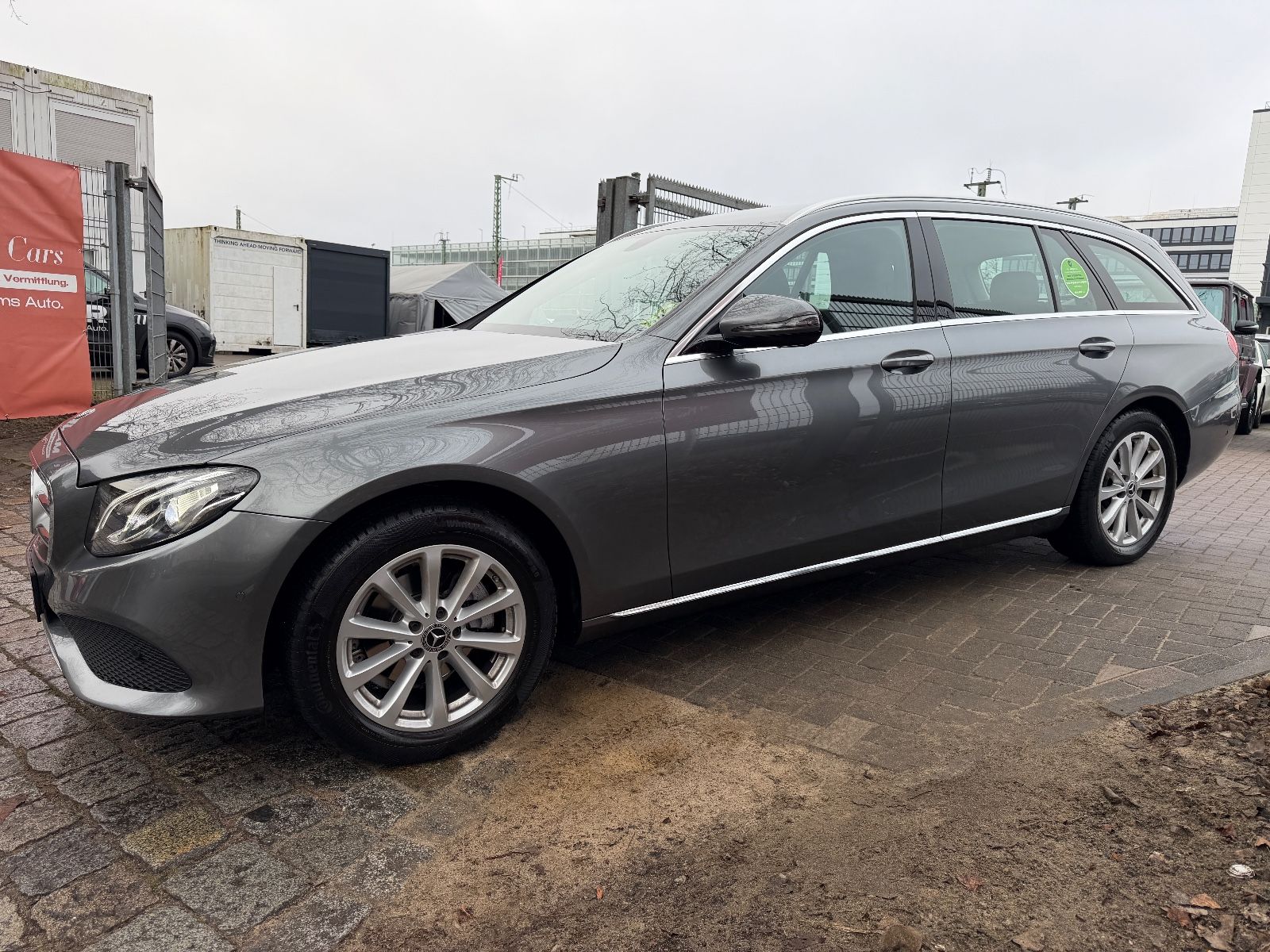 Fahrzeugabbildung Mercedes-Benz E 220d T Avantgarde LED*ACC*TEILLEDER*SHZ*AUTO