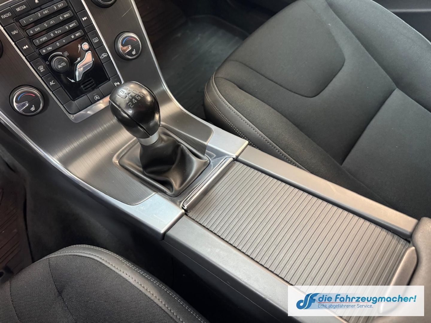 Fahrzeugabbildung Volvo V60 Kombi Momentum D3 Navi Klimaautom Musikstrea
