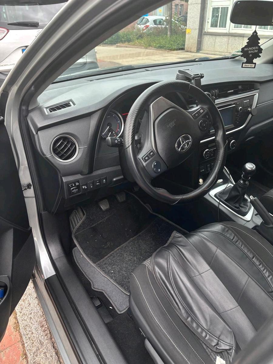 Toyota Auris 2015 — interior