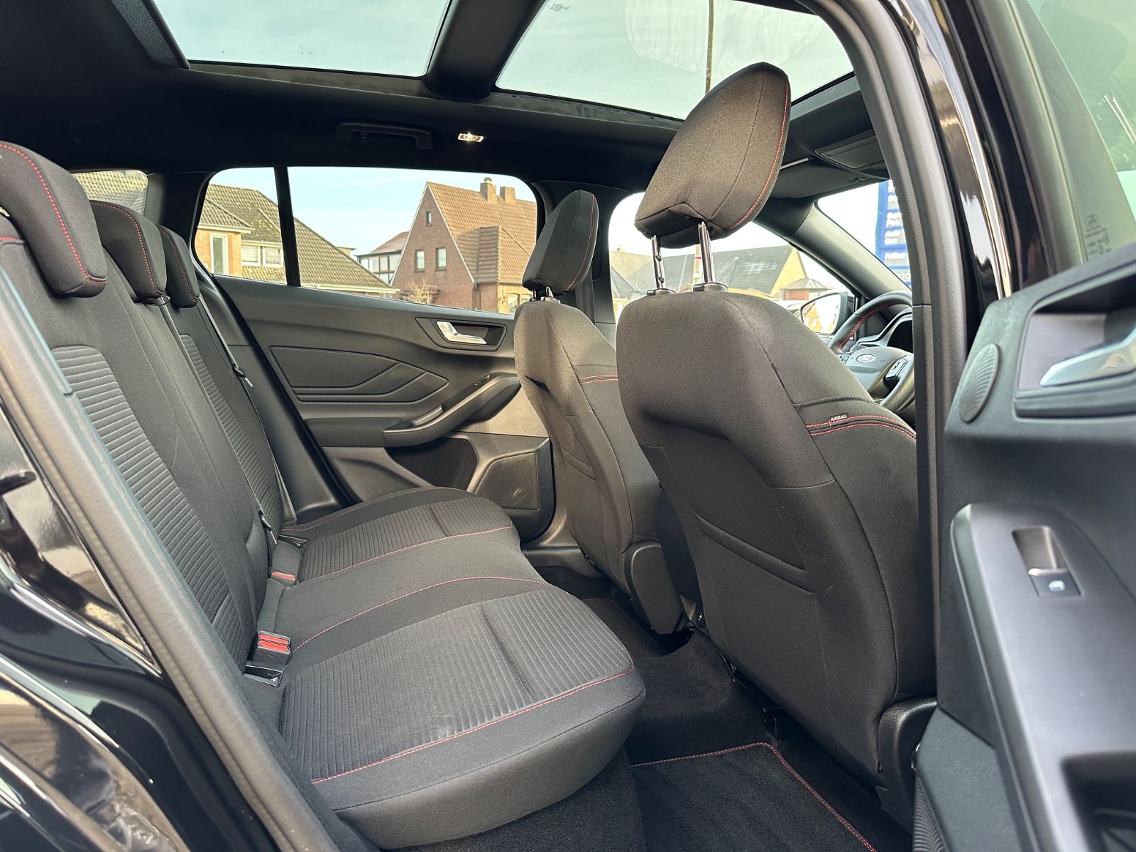 Fahrzeugabbildung Ford Focus Turnier 1.0 ST-Line X Pano/ACC/Matrix/Navi