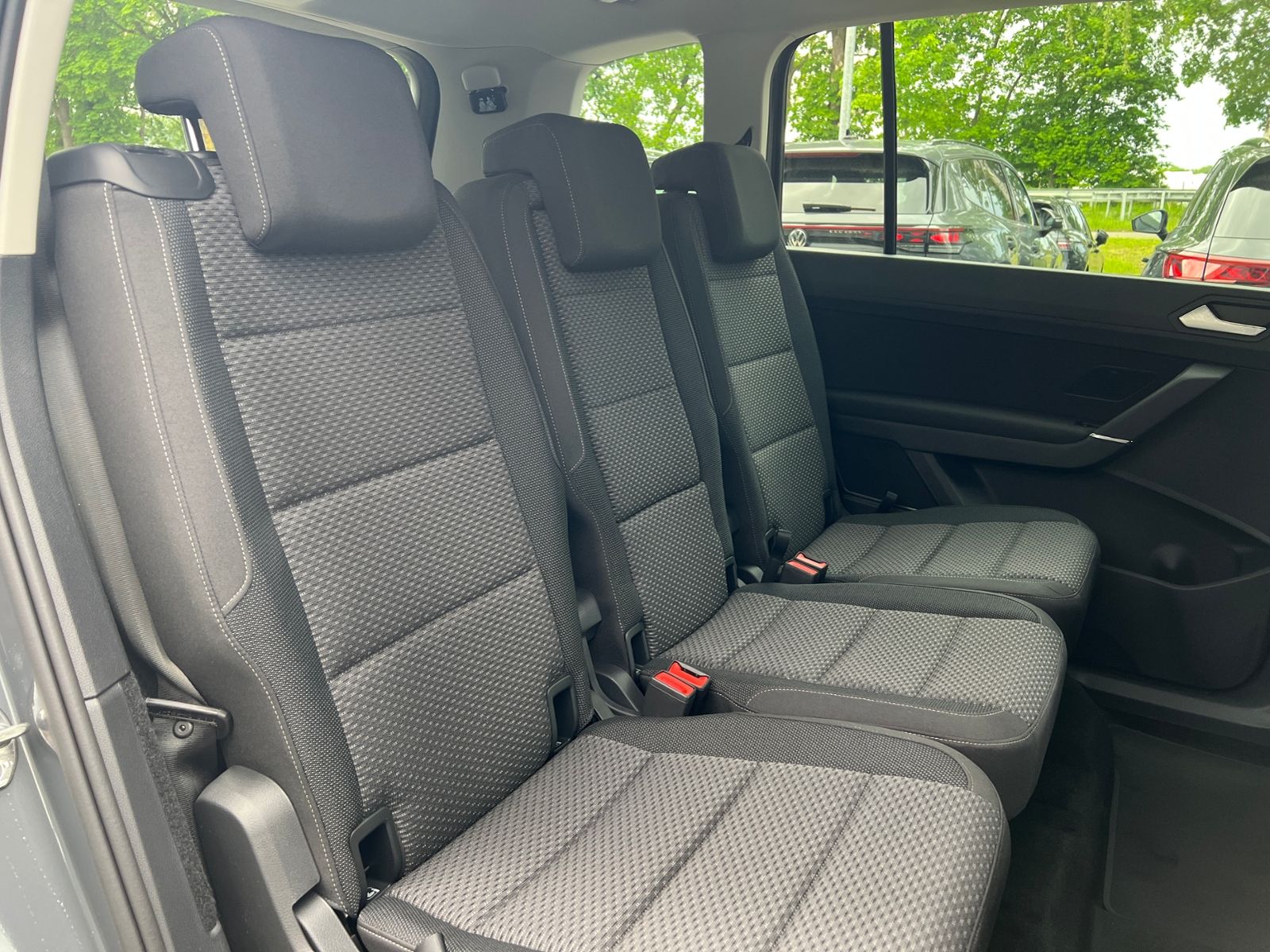 Fahrzeugabbildung Volkswagen Touran Comfortline 1.5 TSI DSG *LED, AHK, 7-Sitz