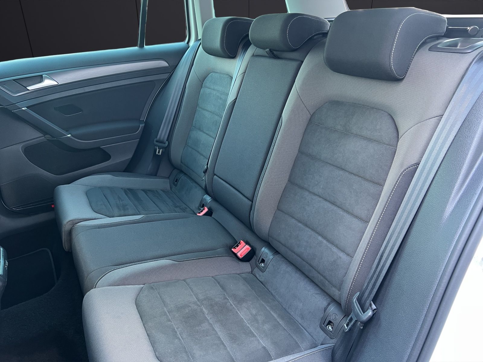 Fahrzeugabbildung Volkswagen Golf VII Variant TDI R-Line  DSG Navi ACC RFK SH
