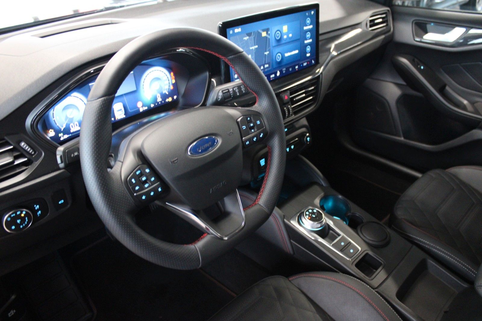 Fahrzeugabbildung Ford Focus ST-Line X Aut. LED ACC Leder Pano HUD Wint