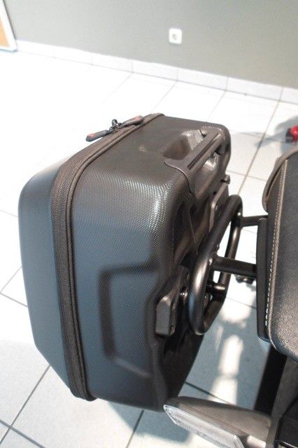 Fahrzeugabbildung Honda CB1000R mit Seitenkoffer