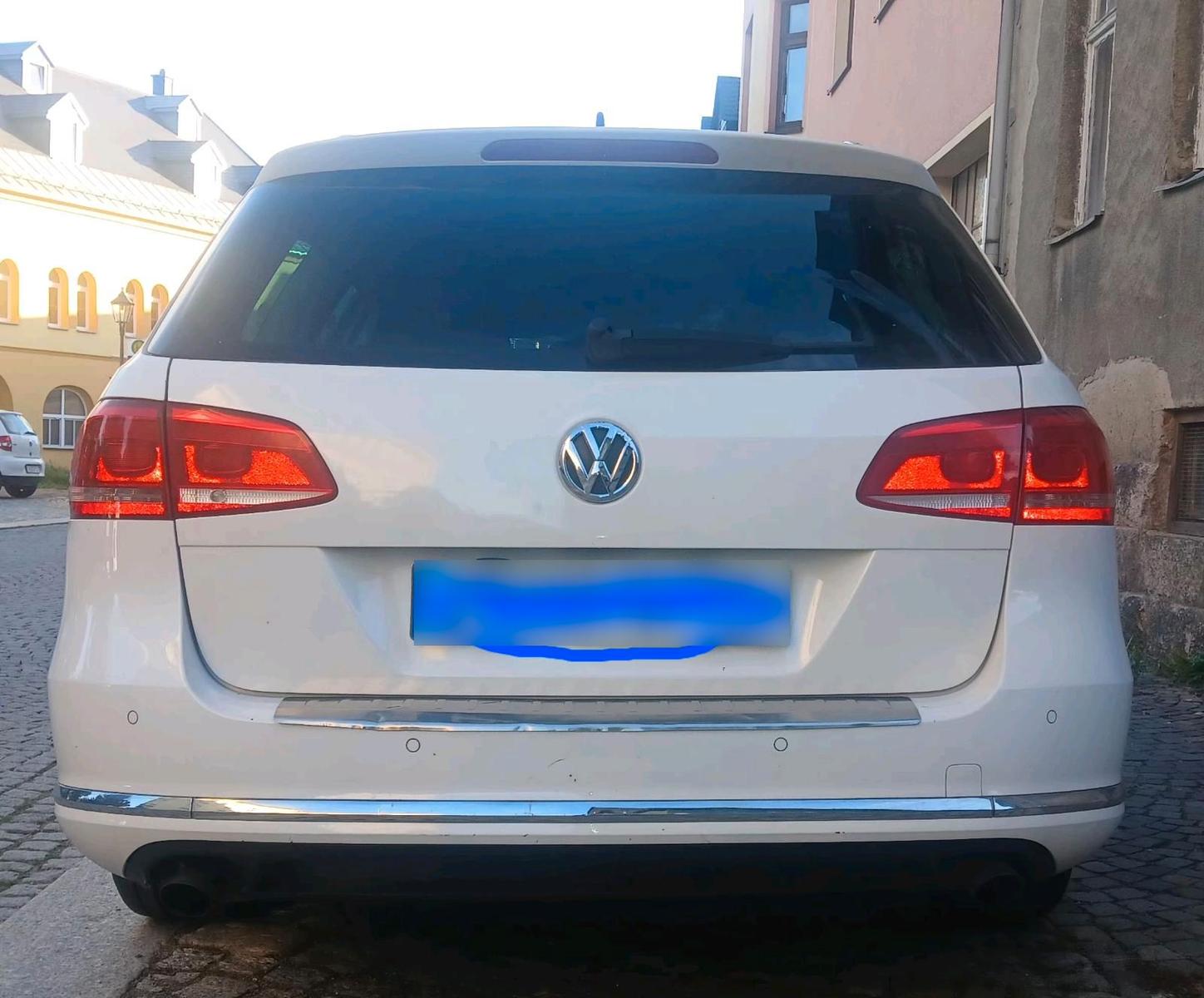 Volkswagen Passat 2012 — rear view
