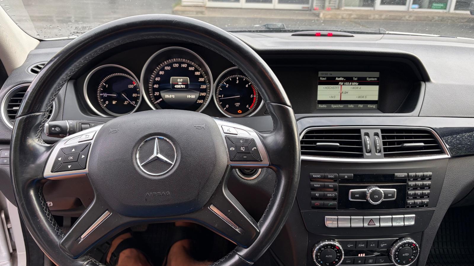 Mercedes-Benz C220 2014 — photo 10