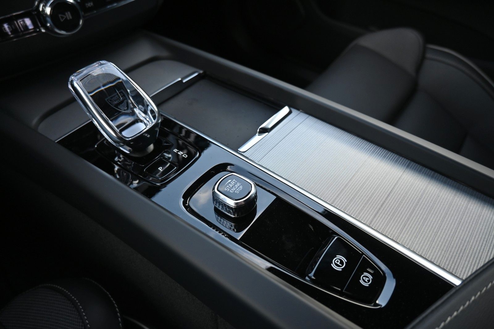 Fahrzeugabbildung Volvo XC60 B5 AWD Plus Dark*FSHZG*360°*H&K*ACC*AHK