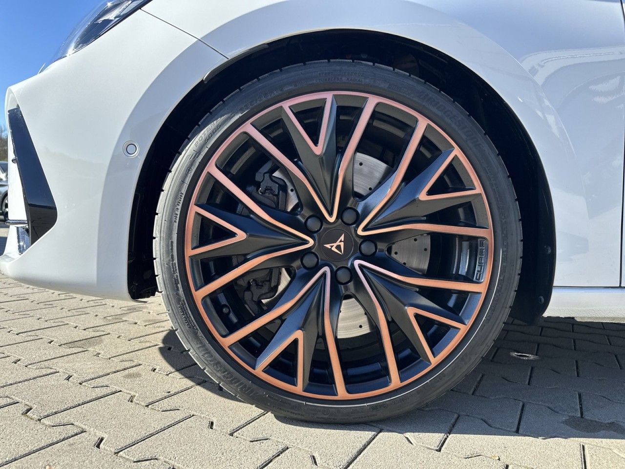 Fahrzeugabbildung CUPRA Leon Sportstourer VZ 2.0 TSI 333 PS DSG 4Drive - mit KI generiert/bearbeitet