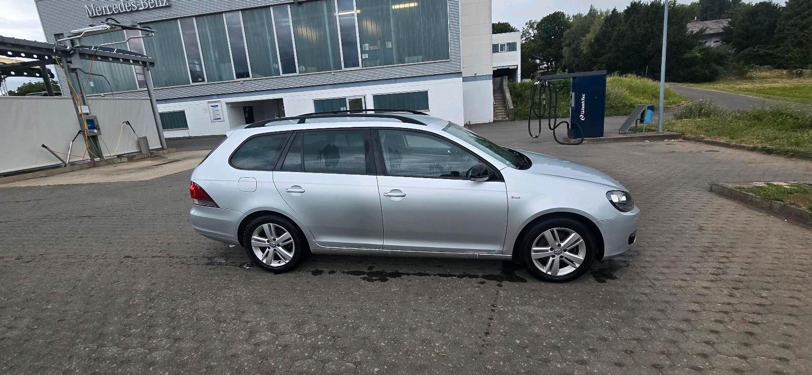 Volkswagen Golf 2012 — rear view