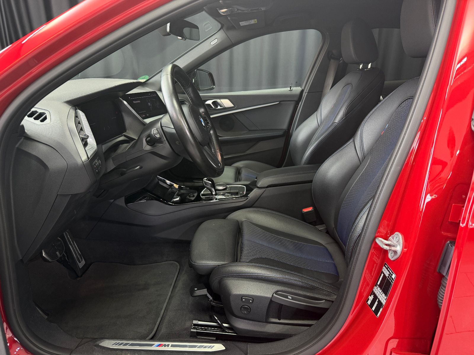 Fahrzeugabbildung BMW 118 d M Sport|HIFI|RF-CAM|DIG-TACHO|NAVI