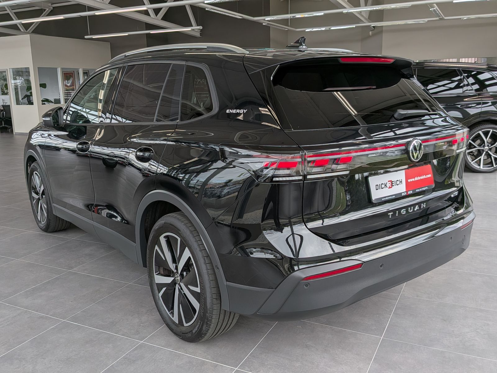 Fahrzeugabbildung Volkswagen Tiguan 1.5 eTSI ENERGY HD-Matrix 360 Pano AHK 19
