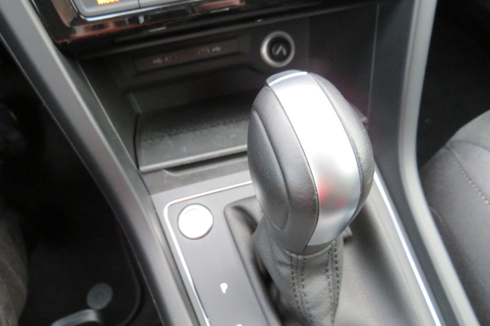 Fahrzeugabbildung Volkswagen Touran Comfort DSG AHK 7-SITZE KAMERA LED 1.H